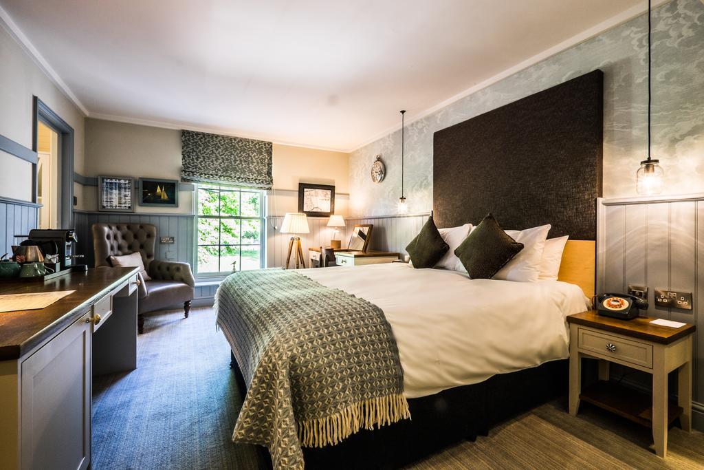 The Windmill On The Common Hotel London Bagian luar foto