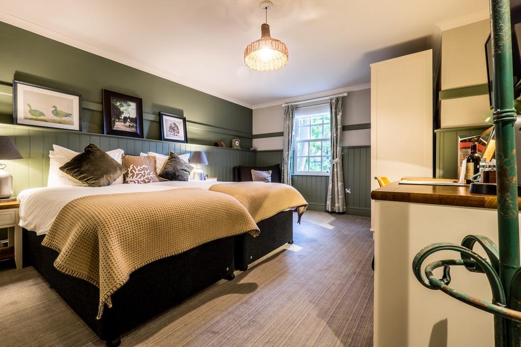 The Windmill On The Common Hotel London Bagian luar foto