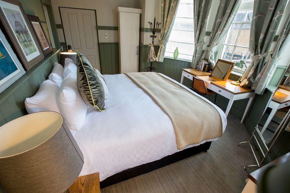 The Windmill On The Common Hotel London Bagian luar foto